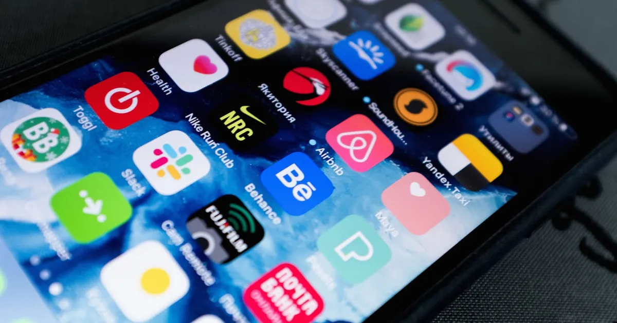Tampilan APK Luxury138 di Android dengan menu utama slot dan live casino